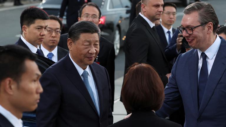 Aleksandar Vucic begrüßt Xi Jinping auf dem Flughafen in Belgrad