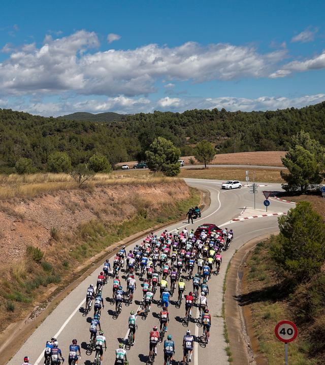 Das Fahrerfeld von hinten auf der 3. Etappe der Vuelta 2023