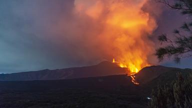 Die Eruptionsphase des Ätna hält an, aufgenommen am 10.08.2026 am Gipfelkrater „Voragine“ bei Catania (Sizilien, Italien)