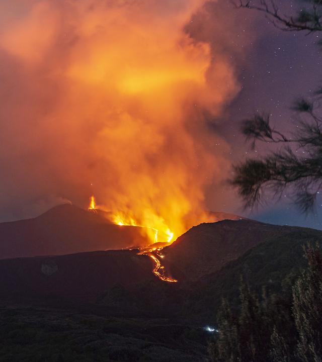 Die Eruptionsphase des Ätna hält an, aufgenommen am 10.08.2026 am Gipfelkrater „Voragine“ bei Catania (Sizilien, Italien)