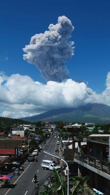 Eine große Rauch- und Aschewolke ist nach dem Ausbruch des Vulkans Mayon zu sehen.