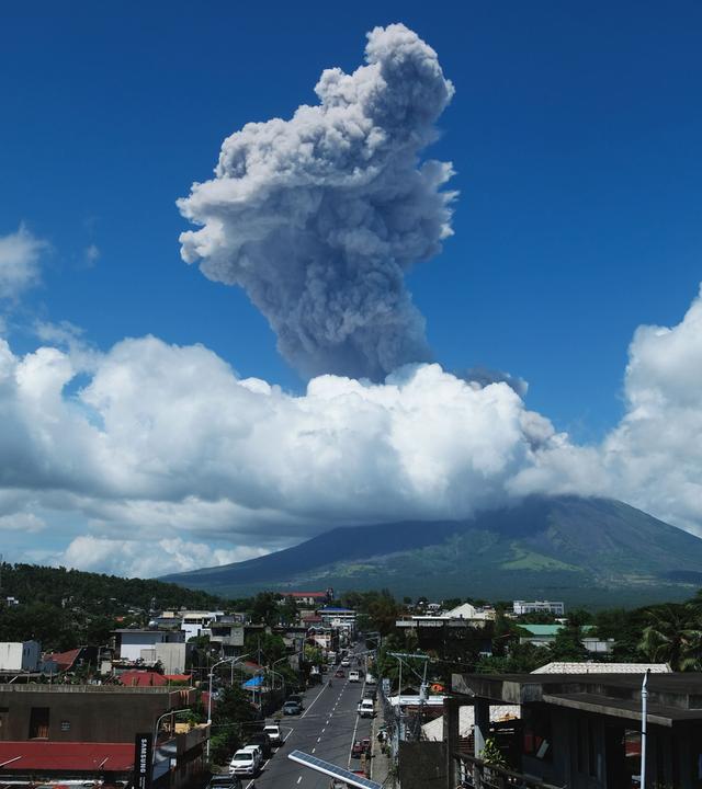Eine große Rauch- und Aschewolke ist nach dem Ausbruch des Vulkans Mayon zu sehen.
