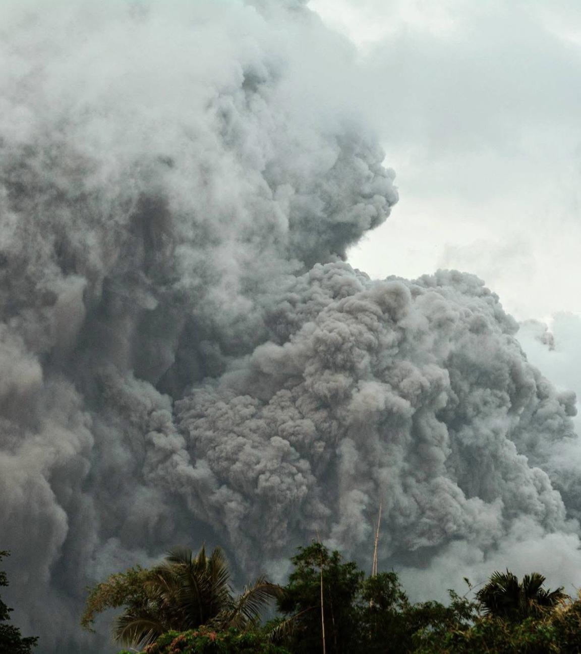 02.05.2026, Philippinen, Daraga: Der Vulkan «Mayon» spuckt Asche.