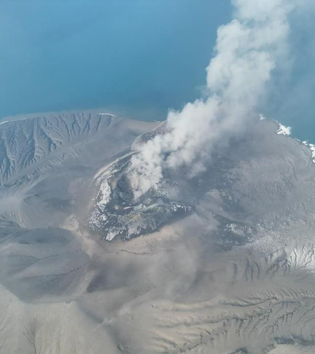 ndonesien, Provinz Lampung: Ein vom Indonesischen Zentrum für Vulkanologie und Geologische Gefahrenabwehr (PVMBG) via XinHua bereitgestelltes Drohnenfoto zeigt den Vulkan Anak Krakatau, der Aschewolken ausstößt.