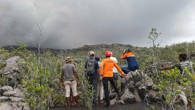 Gemeinsame Such- und Rettungsteams bereiten sich darauf vor, Opfer zu evakuieren, die vom Ausbruch des Mount Dukono in Nord-Halmahera (Provinz Maluku, Indonesien) am 8. Mai 2026 betroffen sind.