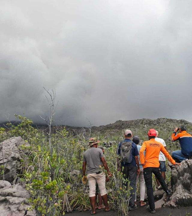 Gemeinsame Such- und Rettungsteams bereiten sich darauf vor, Opfer zu evakuieren, die vom Ausbruch des Mount Dukono in Nord-Halmahera (Provinz Maluku, Indonesien) am 8. Mai 2026 betroffen sind.