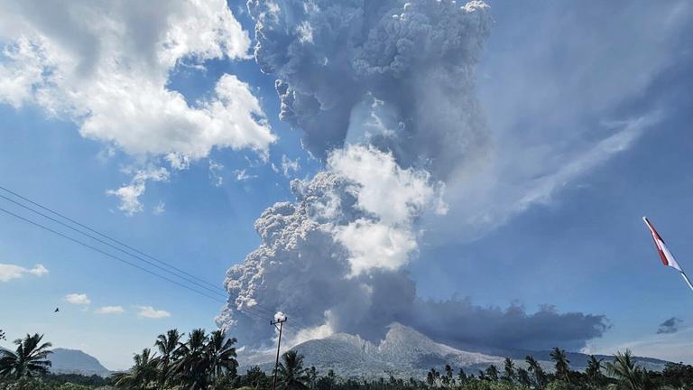 Auf einem von der Geologischen Behörde (Badan Geologi) des indonesischen Ministeriums für Energie und Bodenschätze veröffentlichten Foto spuckt der Berg Lewotobi Laki-Laki während eines Ausbruchs in Ostflores, Indonesien, am Montag, 7. Juli 2025, vulkanisches Material aus.