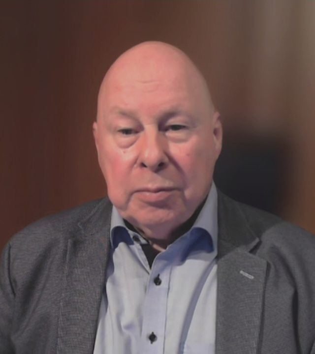 Klaus Nachtigall vor verschwommenem Hintergrund