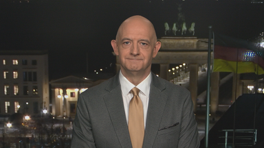Hans-Jakob Schindler vor Berlin bei Nacht