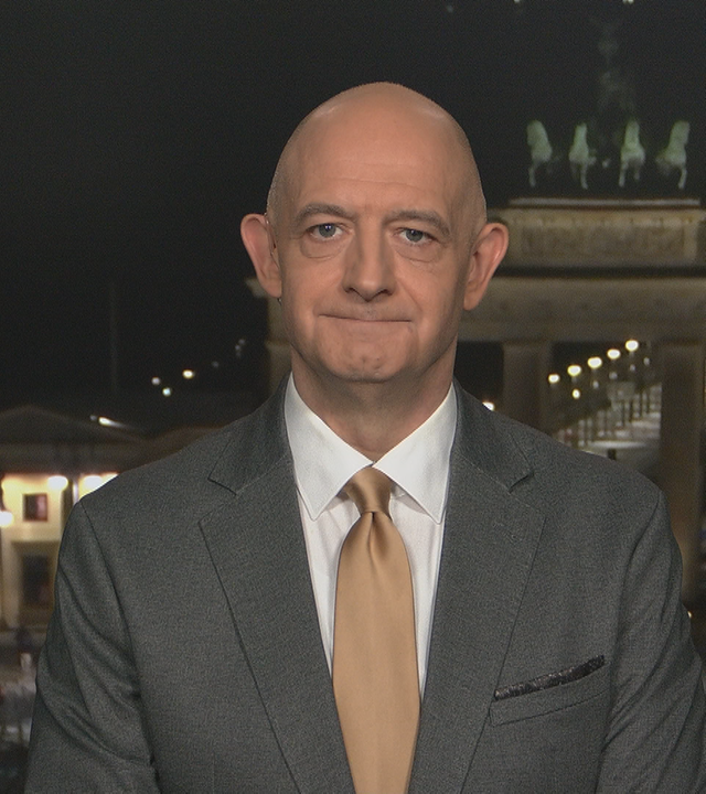 Hans-Jakob Schindler vor Berlin bei Nacht