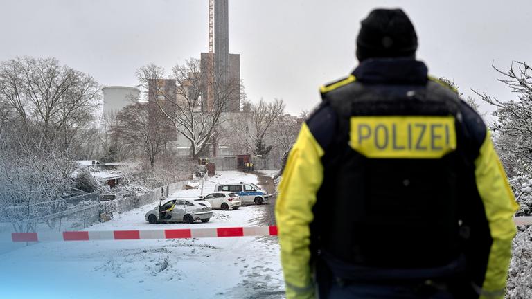 Tatort des Brandanschlags auf die Energieversorgung in Berlin mit einem Ermittler der Polizei im Vordergrund.