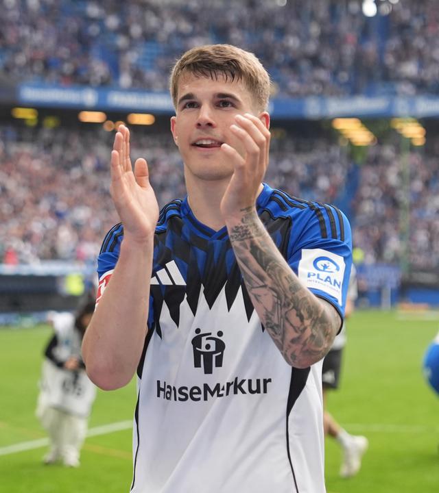 Luka Vuškovic klatscht nach Spielende in Richtung Fans