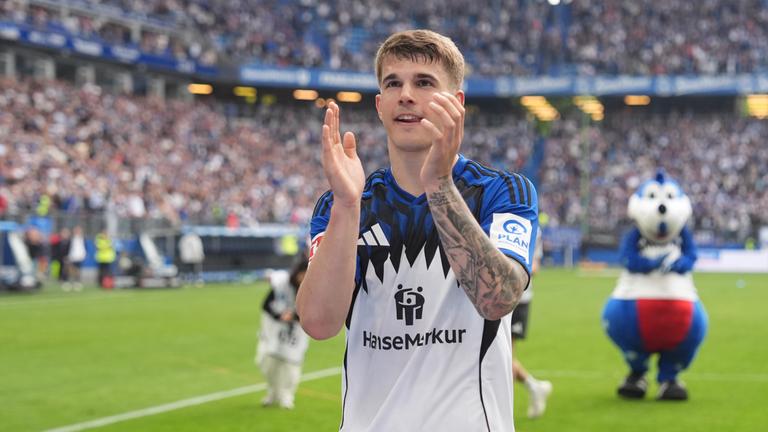 Luka Vuškovic klatscht nach Spielende in Richtung Fans