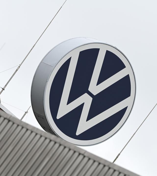Symbolbild: Blick auf das Volkswagen Logo