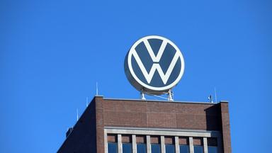 Zusätzlich zu den zehntausenden Stellen sind auch mehrere Werke auf dem Prüfstand. Vorstandschef Oliver Blume musste die Sparmaßnahmen heute vor den Mitarbeitern rechtfertigen.