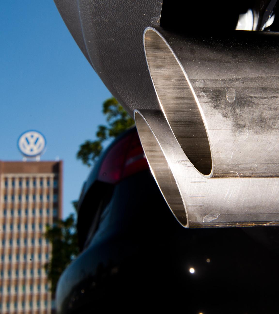 Auspuff und VW-Gebäude.