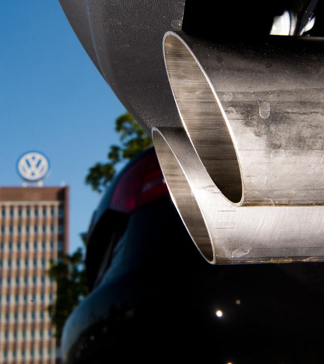Auspuff und VW-Gebäude.