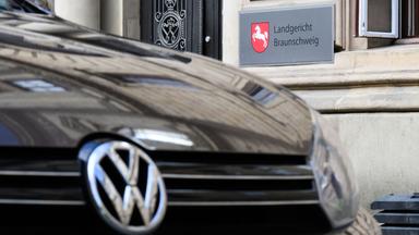 26.05.2025, Niedersachsen, Braunschweig: Ein Volkswagen parkt vor dem Landgericht Braunschweig.