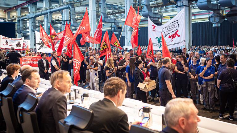 Mitarbeiter des deutschen Autobauers Volkswagen (VW) protestieren zu Beginn der Hauptversammlung des Unternehmens am 04.09.2024 in Wolfsburg