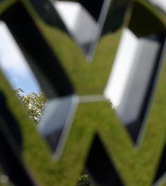 Ein VW-Logo wird am 07.09.2016 in Gerlingen vor den Bosch-Stammsitz gehalten