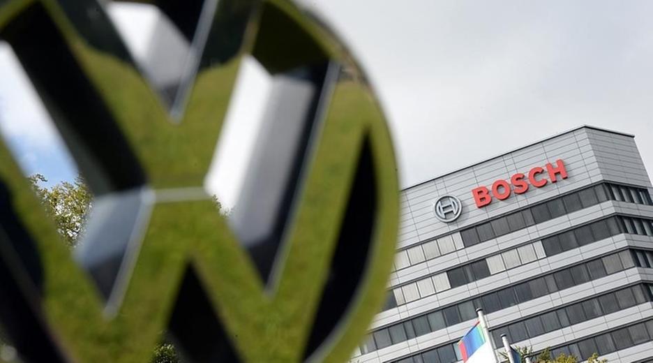 Ein VW-Logo wird am 07.09.2016 in Gerlingen vor den Bosch-Stammsitz gehalten