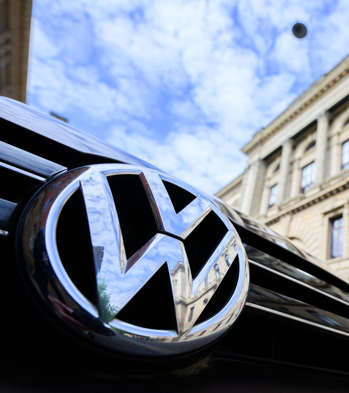Ein Volkswagen parkt vor dem Landgericht Braunschweig. Im Strafprozess zur Dieselaffäre sind vier frühere Führungskräfte von Volkswagen wegen Betrugs schuldig gesprochen worden.
