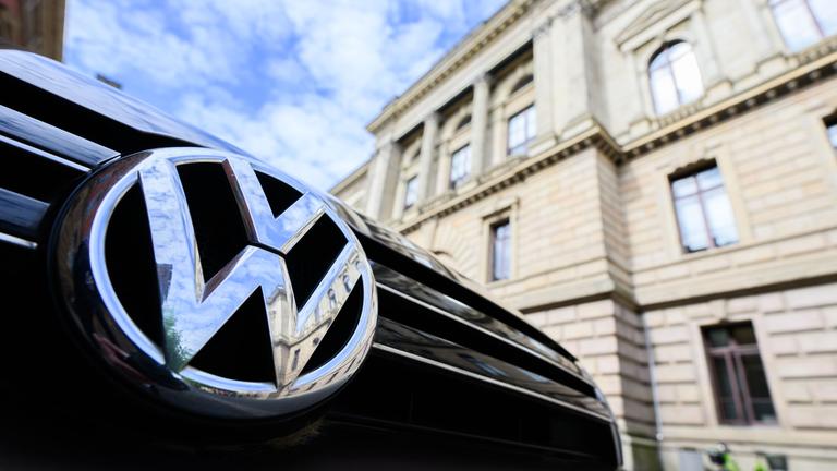 Ein Volkswagen parkt vor dem Landgericht Braunschweig. Im Strafprozess zur Dieselaffäre sind vier frühere Führungskräfte von Volkswagen wegen Betrugs schuldig gesprochen worden.