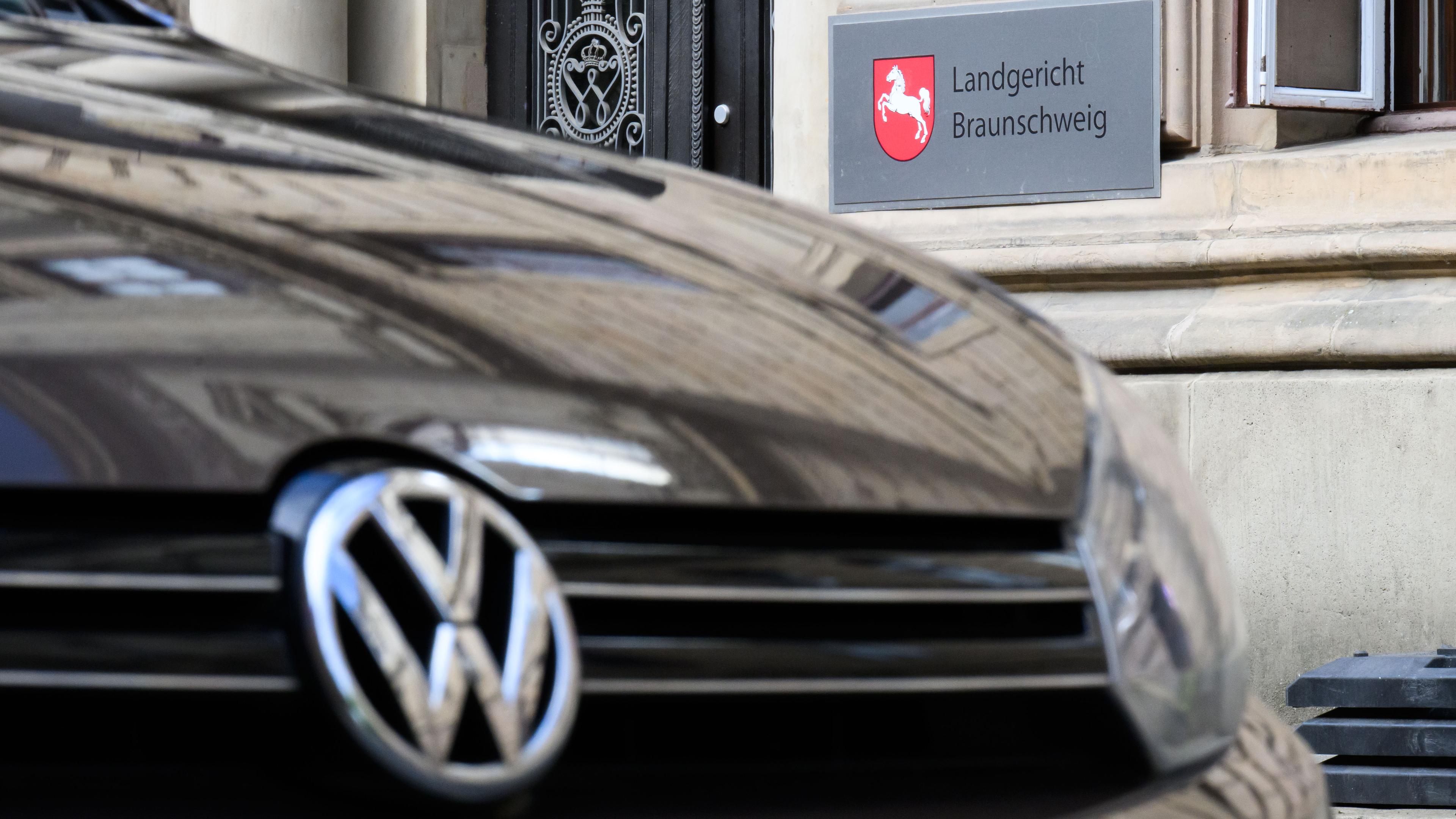 Ein Volkswagen parkt vor dem Landgericht Braunschweig. Im Strafprozess zur Dieselaffäre sind vier frühere Führungskräfte von Volkswagen wegen Betrugs schuldig gesprochen worden. 