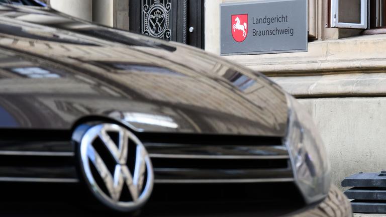 Ein Volkswagen parkt vor dem Landgericht Braunschweig. Im Strafprozess zur Dieselaffäre sind vier frühere Führungskräfte von Volkswagen wegen Betrugs schuldig gesprochen worden. 