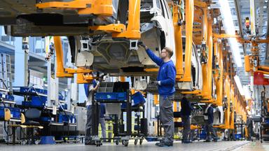 Mitarbeiter montieren Elektro-Bullis ID Buzz im Werk von Volkswagen Nutzfahrzeuge
