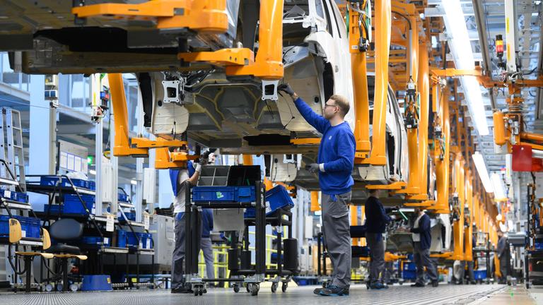 Mitarbeiter montieren Elektro-Bullis ID Buzz im Werk von Volkswagen Nutzfahrzeuge