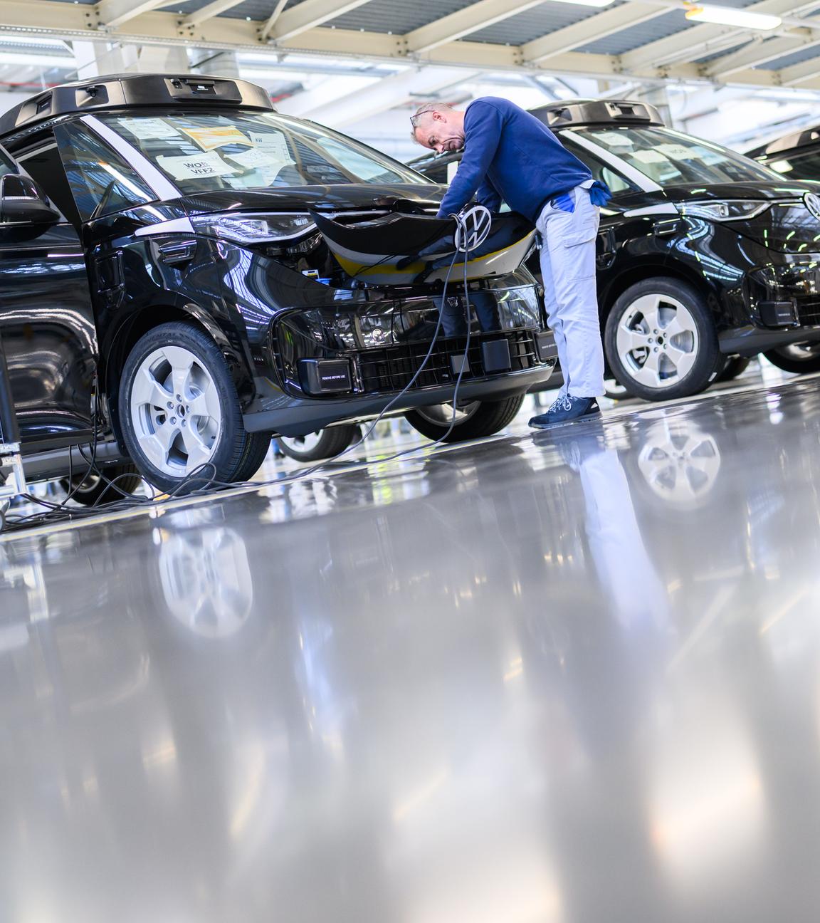 Ein Mitarbeiter arbeitet an einem selbstfahrenden Elektro-Bulli ID Buzz AD