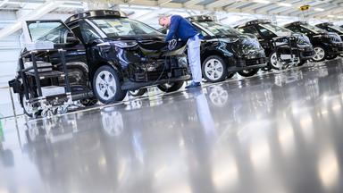 Ein Mitarbeiter arbeitet an einem selbstfahrenden Elektro-Bulli ID Buzz AD