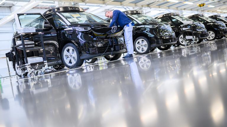 Ein Mitarbeiter arbeitet an einem selbstfahrenden Elektro-Bulli ID Buzz AD