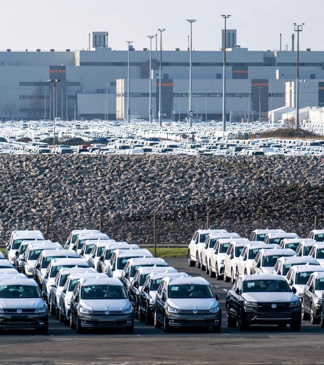 Emden, Neuwagen, warten auf der Verschiffung