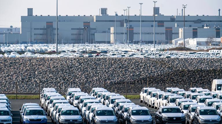 Emden, Neuwagen, warten auf der Verschiffung