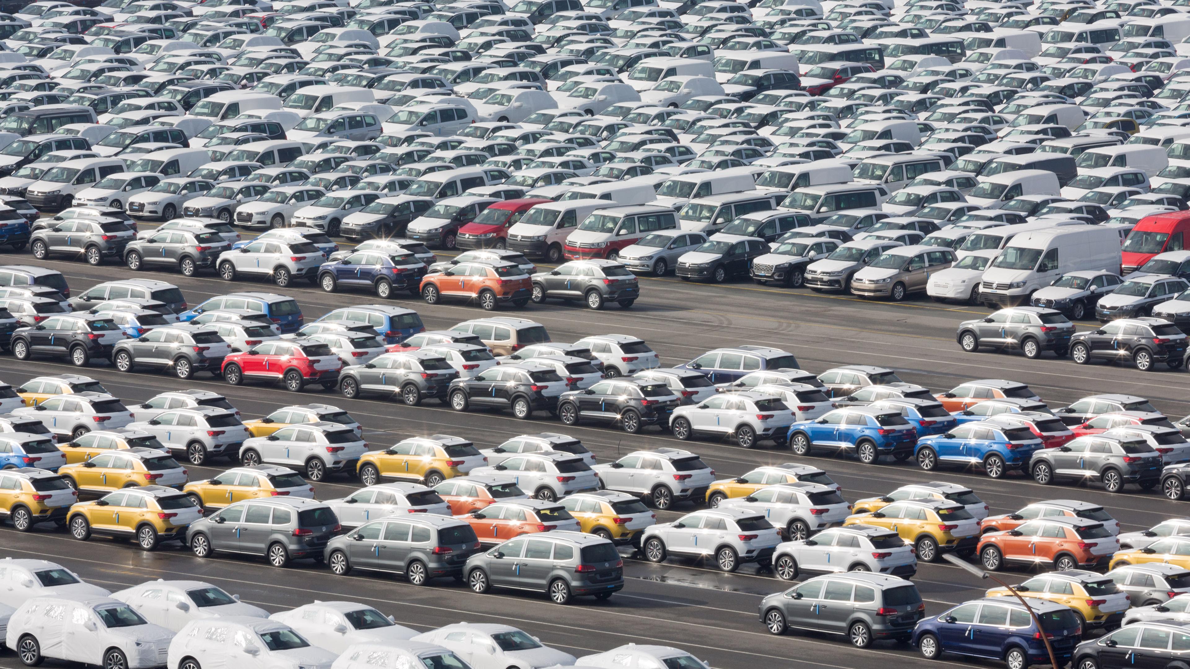 Archiv: Fahrzeuge des Volkswagen-Konzerns stehen im Hafen von Emden zur Verschiffung bereit.