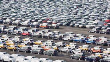 Archiv: Fahrzeuge des Volkswagen-Konzerns stehen im Hafen von Emden zur Verschiffung bereit.