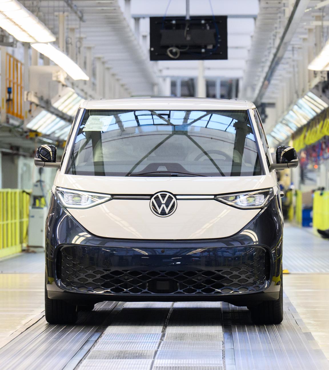 Ein fertig produzierter Elektro-Bulli ID Buzz steht im Werk von Volkswagen Nutzfahrzeuge.