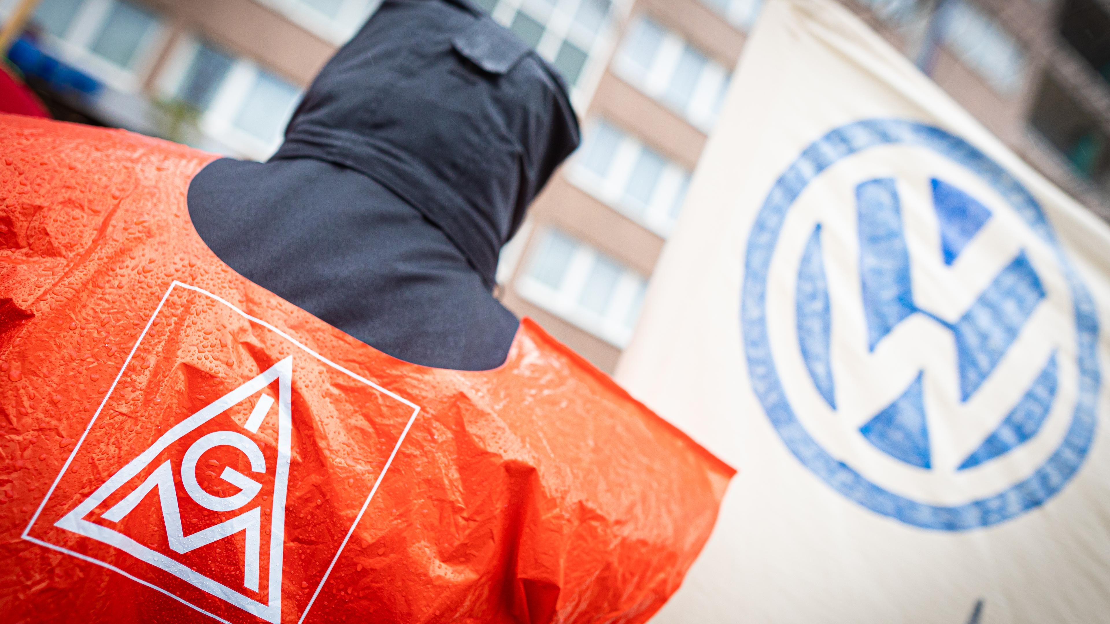 Ein VW-Beschäftigter nimmt an einer Kundgebung der IG Metall vor dem Hotel, welches für die fünfte Tarifrunde dient, teil.