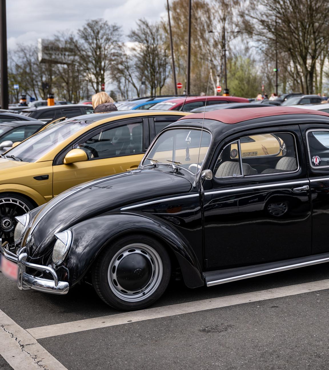 VW Käfer auf einem Parkplatz
