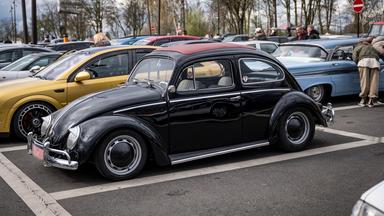 VW Käfer auf einem Parkplatz