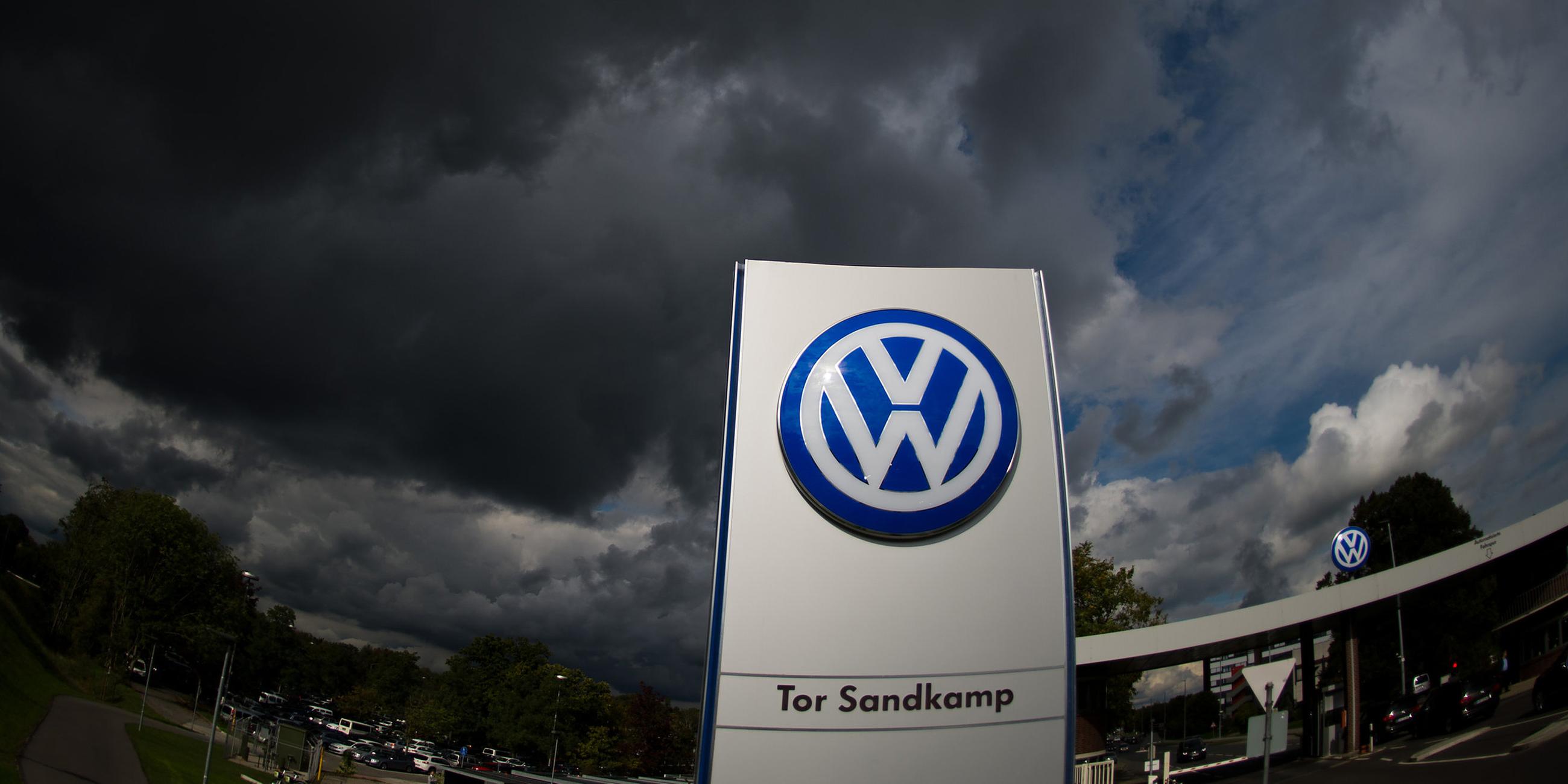 VW-Logo am tor Sandkamp vom VW Werk in Wolfsburg 
