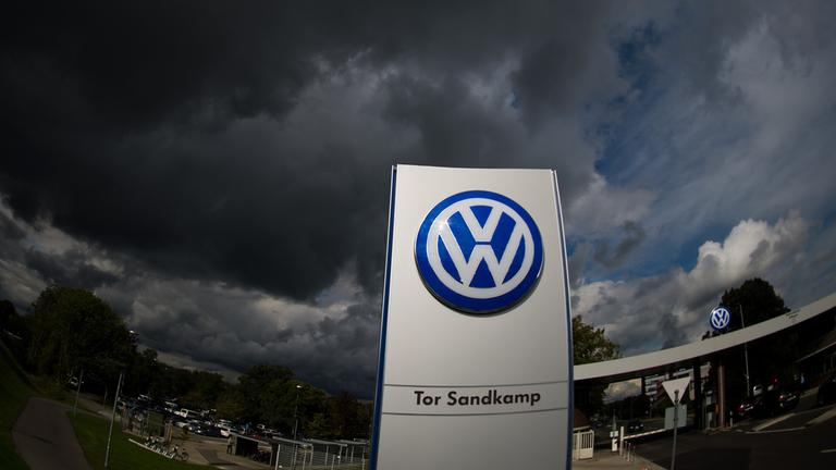 VW-Logo am tor Sandkamp vom VW Werk in Wolfsburg 