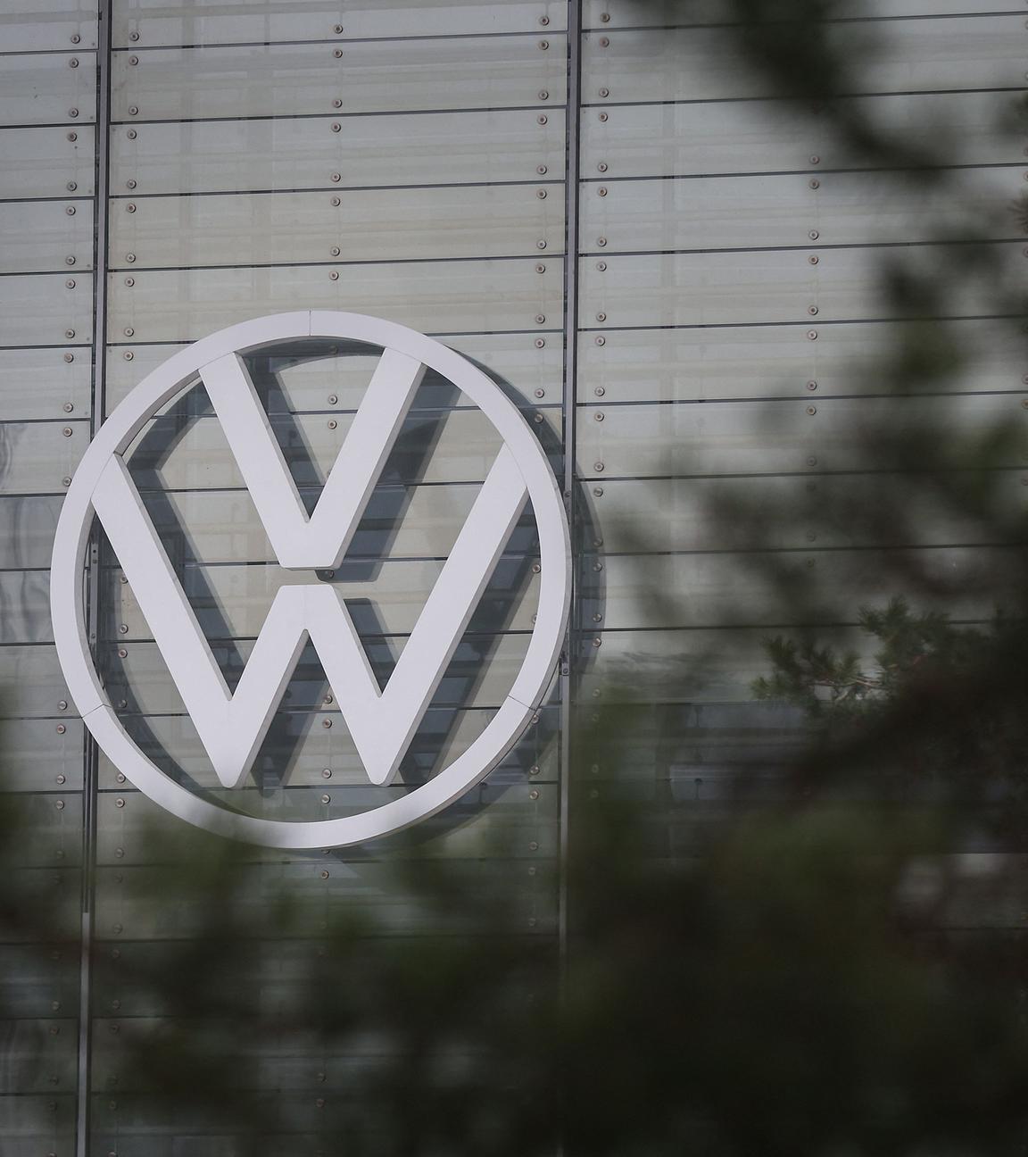 Das VW-Logo ist bei nebligem Wetter am Hauptsitz des deutschen Automobilherstellers Volkswagen in Wolfsburg abgebildet.