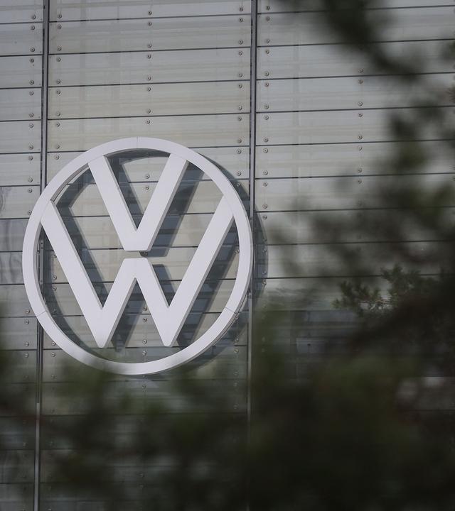 Das VW-Logo ist bei nebligem Wetter am Hauptsitz des deutschen Automobilherstellers Volkswagen in Wolfsburg abgebildet.