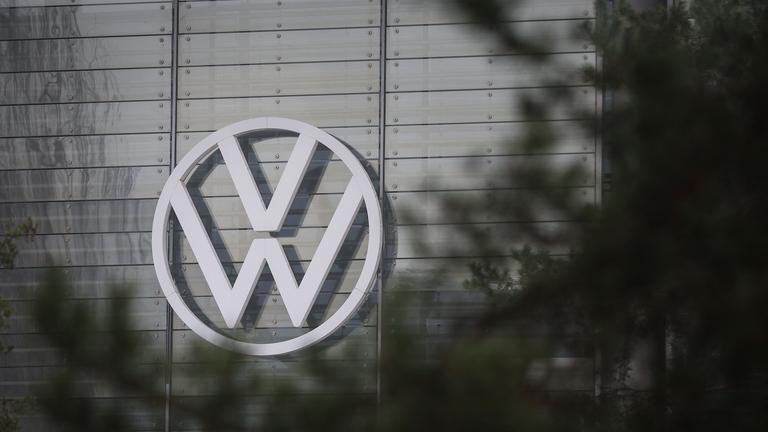 Das VW-Logo ist bei nebligem Wetter am Hauptsitz des deutschen Automobilherstellers Volkswagen in Wolfsburg abgebildet.