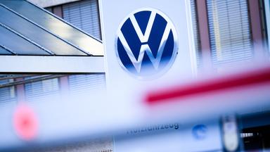Symbolbild: Ein VW-Logo steht am Werk von Volkswagen Nutzfahrzeuge. 