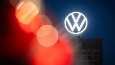 Das VW-Logo leuchtet auf dem Dach des Markenhochhauses im Volkswagen Stammwerk (Archivfoto)