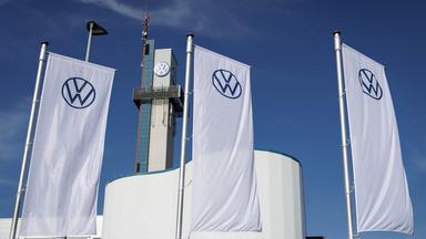 07.09.2026, Niedersachsen, Osnabrück: Strahlend blauer Himmel über dem VW-Werk vor der Verkündung der Unterzeichnung einer Absichtserklärung zwischen Volkswagen, dem Land Niedersachsen und dem israelischen Rüstungskonzern Rafael Advanced Defense Systems vor dem VW-Werk in Osnabrück.